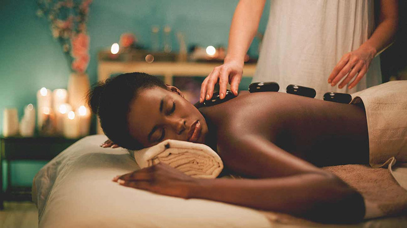 Massage đá nóng phục hồi sức khỏe